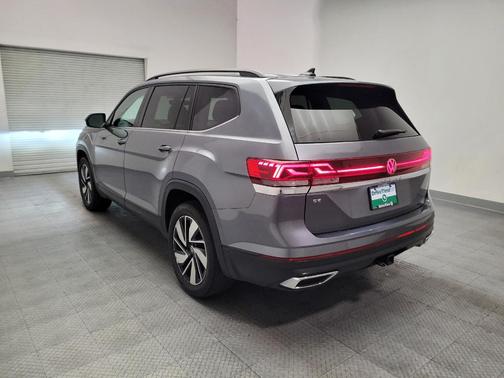 Platinum Gray Metallic 2024 Volkswagen Atlas 2.0T SE w/Technology