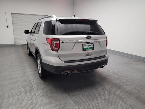 Ingot Silver Metallic 2018 Ford Explorer XLT