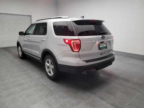 Ingot Silver Metallic 2018 Ford Explorer XLT