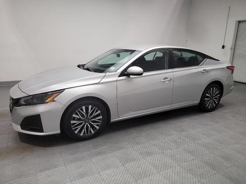 Brilliant Silver Metallic 2023 Nissan Altima 2.5 SV