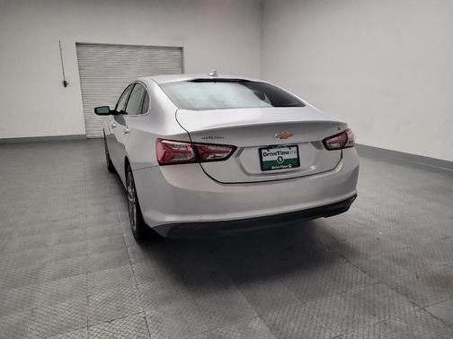 Silver Ice Metallic 2022 Chevrolet Malibu FWD LT