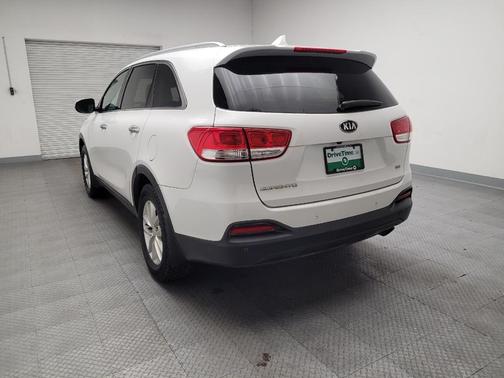 Snow White Pearl 2017 Kia Sorento LX