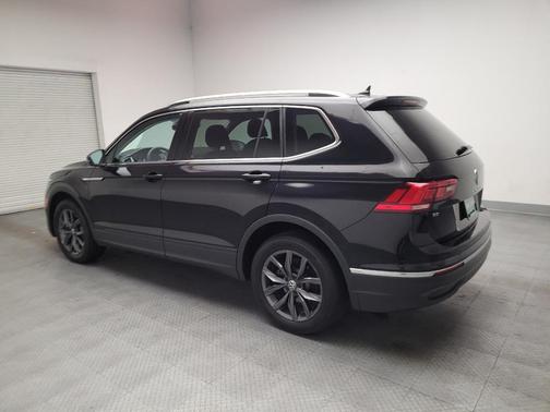 Deep Black Pearl 2023 Volkswagen Tiguan 2.0T SE