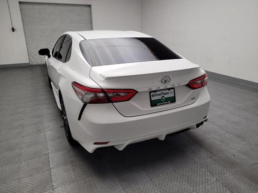 Super White 2018 Toyota Camry SE