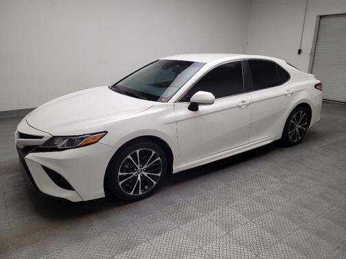 Super White 2018 Toyota Camry SE
