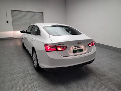 Summit White 2023 Chevrolet Malibu FWD 1LT