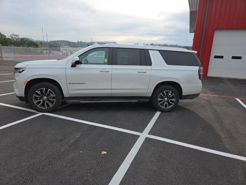 Iridescent Pearl Tricoat 2021 Chevrolet Suburban LT