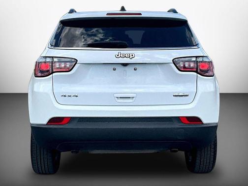 Bright White Clearcoat 2024 Jeep Compass Latitude