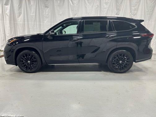 Midnight Black Metallic 2025 Toyota Highlander XSE