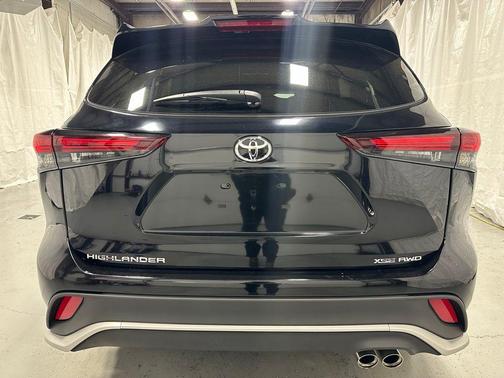 Midnight Black Metallic 2025 Toyota Highlander XSE