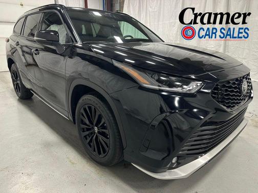 Midnight Black Metallic 2025 Toyota Highlander XSE