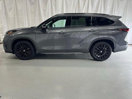 Magnetic Gray Metallic 2025 Toyota Highlander XSE