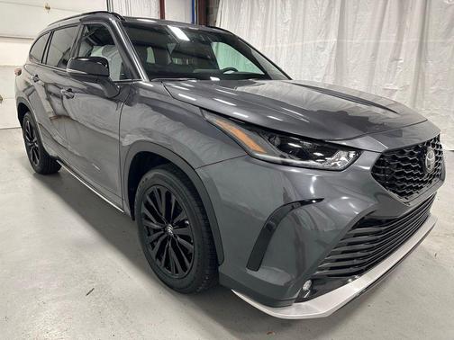Magnetic Gray Metallic 2025 Toyota Highlander XSE