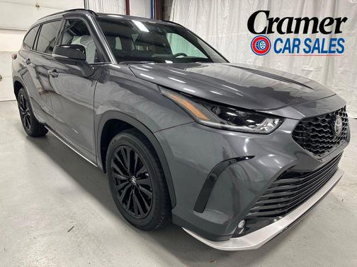 Magnetic Gray Metallic 2025 Toyota Highlander XSE