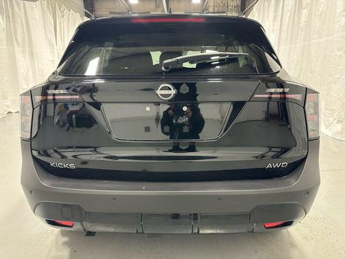 Super Black 2025 Nissan Kicks SV
