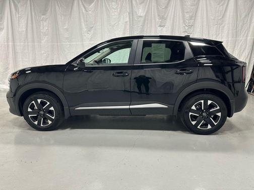 Super Black 2025 Nissan Kicks SV
