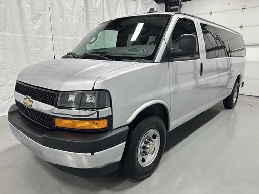 2025 Chevrolet Express 3500 LT