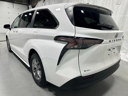 Ice Cap 2025 Toyota Sienna LE