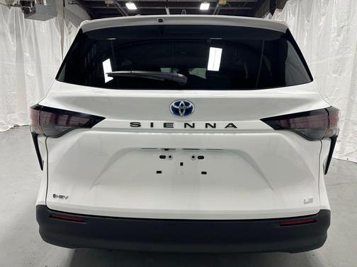Ice Cap 2025 Toyota Sienna LE