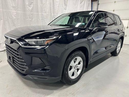 Midnight Black Metallic 2025 Toyota Highlander LE