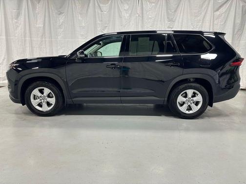 Midnight Black Metallic 2025 Toyota Highlander LE