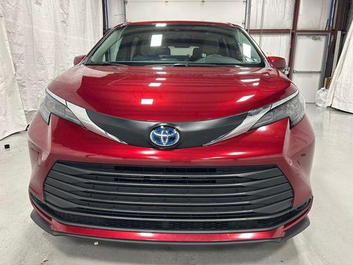 Ruby Flare Pearl 2025 Toyota Sienna LE