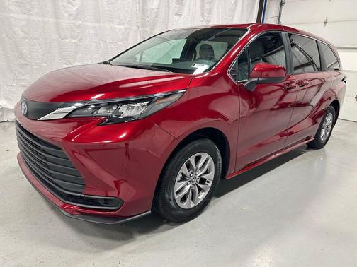 Ruby Flare Pearl 2025 Toyota Sienna LE