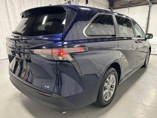 2025 Toyota Sienna LE