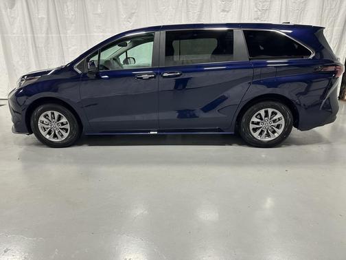 2025 Toyota Sienna XLE