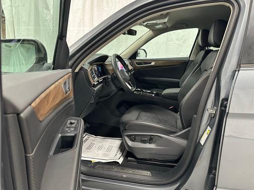 2025 Volkswagen Atlas 2.0T SE w/Technology 4MOTION