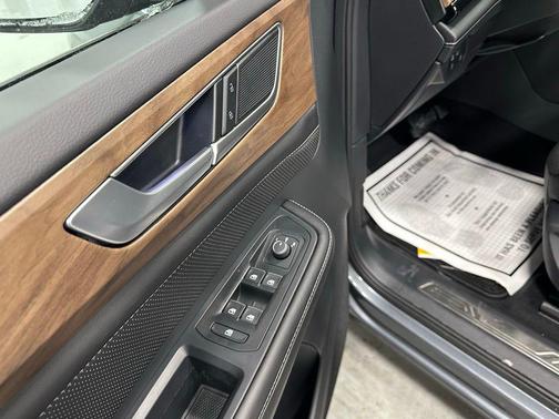 2025 Volkswagen Atlas 2.0T SE w/Technology 4MOTION