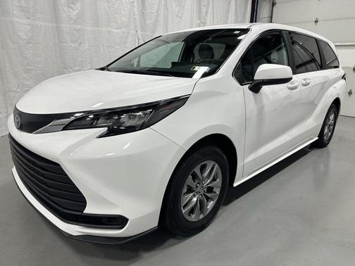 2025 Toyota Sienna LE