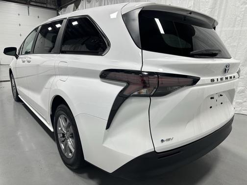 2025 Toyota Sienna LE