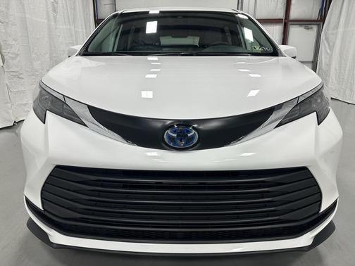 2025 Toyota Sienna LE