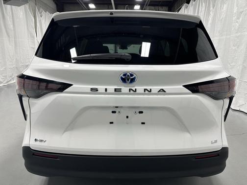 2025 Toyota Sienna LE