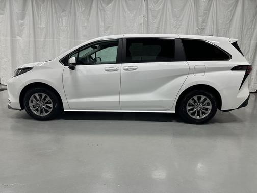 2025 Toyota Sienna LE