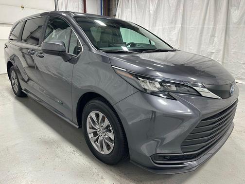 2025 Toyota Sienna LE