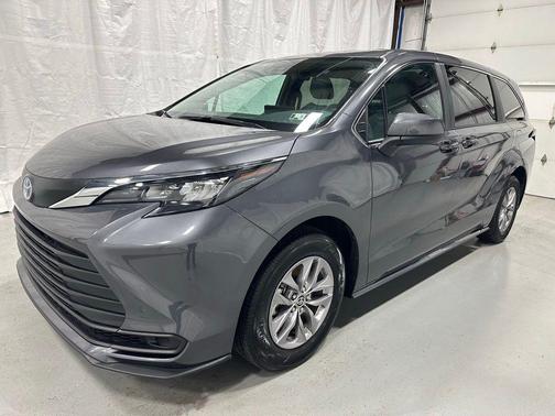 2025 Toyota Sienna LE