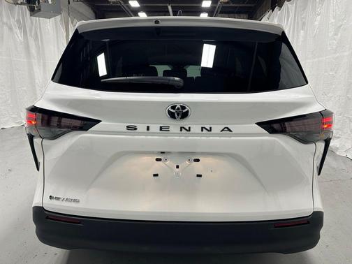 Ice Cap 2026 Toyota Sienna LE