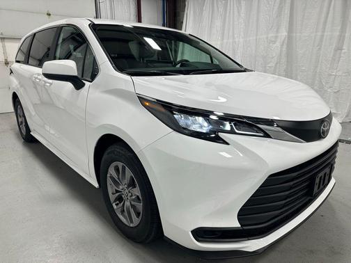 Ice Cap 2026 Toyota Sienna LE