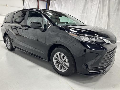 2025 Toyota Sienna LE