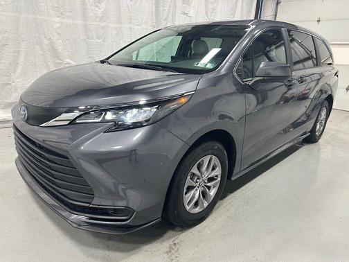 2025 Toyota Sienna LE