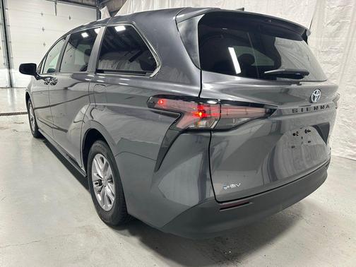 2025 Toyota Sienna LE
