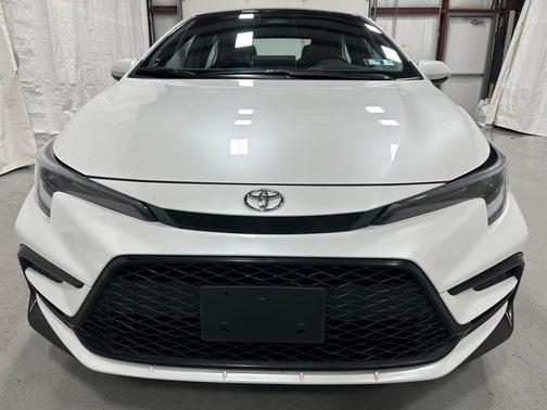 Wind Chill Pearl/Midnight Black Metallic 2025 Toyota Corolla XSE