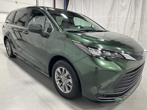 2025 Toyota Sienna LE