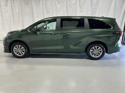 2025 Toyota Sienna LE