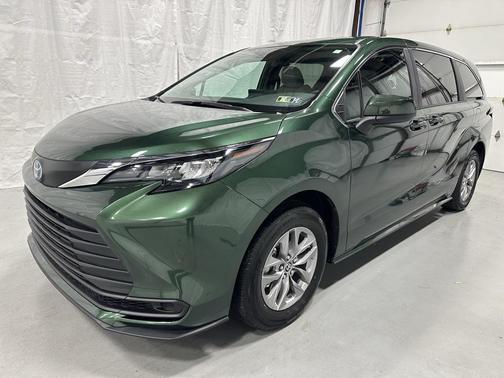 2025 Toyota Sienna LE