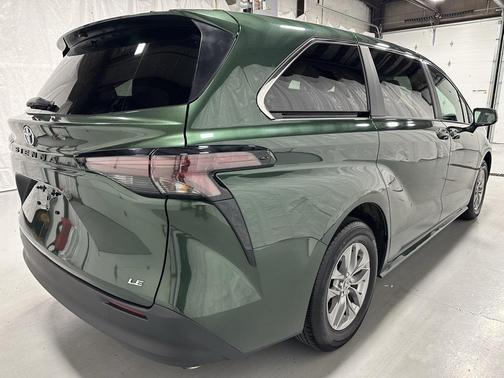 2025 Toyota Sienna LE