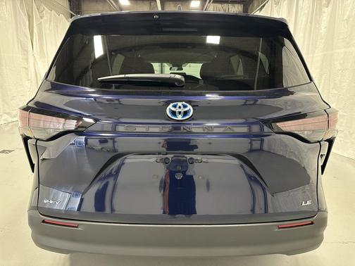 2025 Toyota Sienna LE