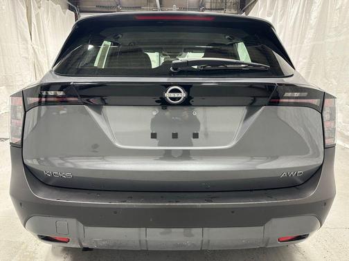Gun Metallic 2025 Nissan Kicks S
